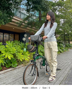 冬の街を爽やかに駆けるホワイトコーデ